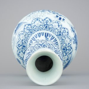 Een grote blauw-witte Delftse knobbelvaas met chinoiserie decor, 17e eeuw — foto 9