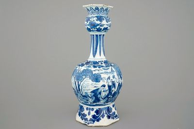 Een grote blauw-witte Delftse knobbelvaas met chinoiserie decor, ca. 1700