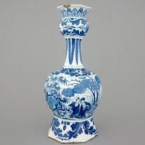 Een grote blauw-witte Delftse knobbelvaas met chinoiserie decor, ca. 1700 — foto 2