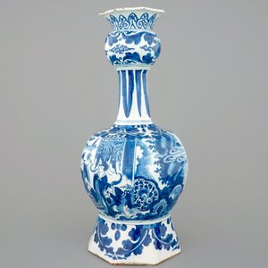 Een grote blauw-witte Delftse knobbelvaas met chinoiserie decor, ca. 1700 — foto 3