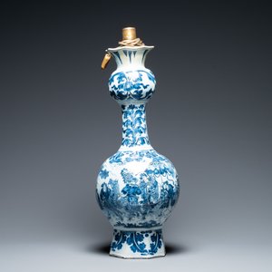 Een grote blauw-witte Delftse knobbelvaas met chinoiseriedecor, eind 17e eeuw — foto 1