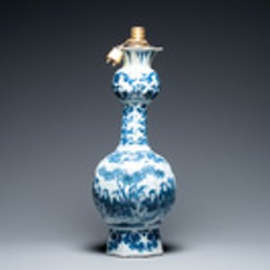 Een grote blauw-witte Delftse knobbelvaas met chinoiseriedecor, eind 17e eeuw — foto 2