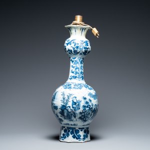 Een grote blauw-witte Delftse knobbelvaas met chinoiseriedecor, eind 17e eeuw — foto 3
