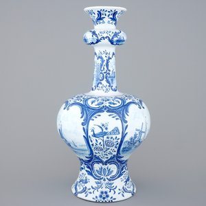 Een grote blauw-witte Delftse knoflookvaas, Makkum, 19e eeuw — foto 3