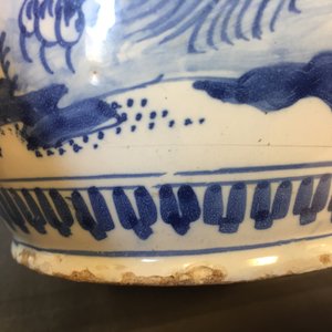 Een grote blauw-witte Delftse kruik met een tijger en een leeuw, 17e eeuw — foto 12