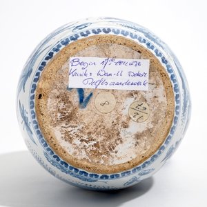 Een grote blauw-witte Delftse kruik met een tijger en een leeuw, 17e eeuw — foto 6