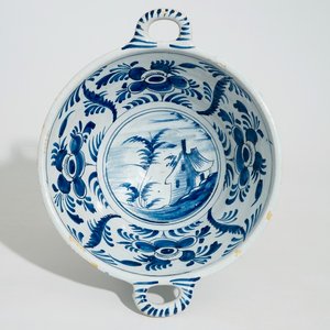 Een grote blauw-witte Delftse papkom, 18e eeuw — foto 1