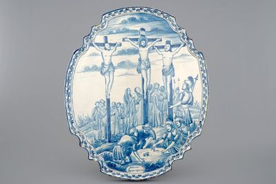 Een grote blauw-witte Delftse plaquette met de kruisiging, Rotterdam, 18e eeuw