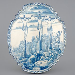 Een grote blauw-witte Delftse plaquette met de kruisiging, Rotterdam, 18e eeuw — foto 1