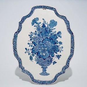 Een grote blauw-witte Delftse plaquette met een bloemvaas, 18e eeuw — foto 1
