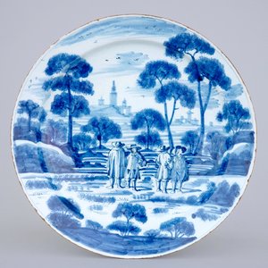 Een grote blauw-witte Delftse schotel met edellieden in een landschap, 18e eeuw — foto 1