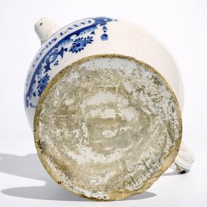 Een grote blauw-witte Delftse siroopkan "S. De Pomis Laxat", 18e eeuw — foto 7