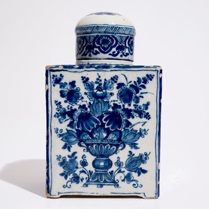 Een grote blauw-witte Delftse theebus met origineel deksel, ca. 1700 — foto 1