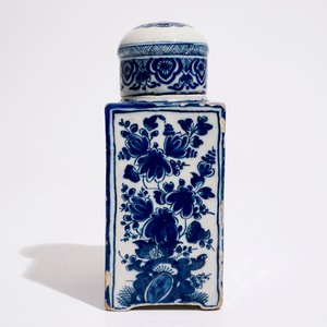 Een grote blauw-witte Delftse theebus met origineel deksel, ca. 1700 — foto 4