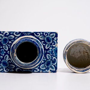 Een grote blauw-witte Delftse theebus met origineel deksel, ca. 1700 — foto 5