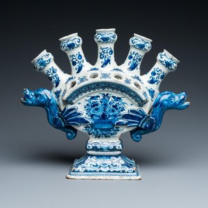Een grote blauw-witte Delftse tulpenvaas met een bloemenmand, 17/18e eeuw — foto 1