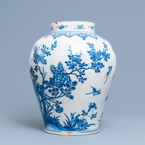 Een grote blauw-witte Delftse vaas met chinoiserie decor van vogels bij bloesemtakken, 18e eeuw — foto 4