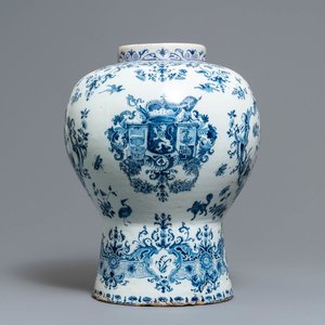 Een grote blauw-witte Delftse vaas met de wapens van het Hertogdom Brabant, 1e helft 18e eeuw — foto 1