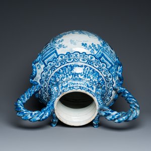 Een grote blauw-witte Delftse vaas met decor van een landgoed, 1e kwart 18e eeuw — foto 8
