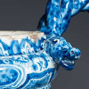 Een grote blauw-witte Delftse vaas met decor van een landgoed, 1e kwart 18e eeuw — foto 9