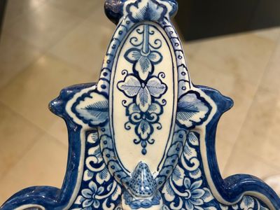 Een grote blauw-witte Delftse wandfontein met deksel, 1e helft 18e eeuw — foto 1