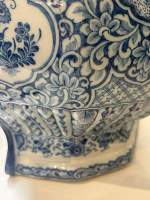 Een grote blauw-witte Delftse wandfontein met deksel, 1e helft 18e eeuw — foto 13