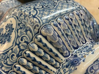 Een grote blauw-witte Delftse wandfontein met deksel, 1e helft 18e eeuw — foto 14