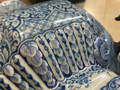 Een grote blauw-witte Delftse wandfontein met deksel, 1e helft 18e eeuw — foto 15