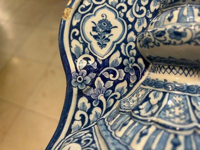 Een grote blauw-witte Delftse wandfontein met deksel, 1e helft 18e eeuw — foto 3