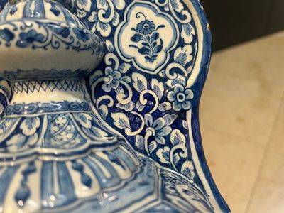 Een grote blauw-witte Delftse wandfontein met deksel, 1e helft 18e eeuw — foto 5