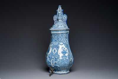 Een grote blauw-witte Delftse wandfontein met deksel, 1e helft 18e eeuw