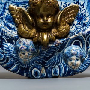 Een grote blauw-witte Delftse wapenplaquette met reliëfdecor, begin 18e eeuw — foto 13
