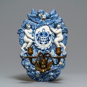 Een grote blauw-witte Delftse wapenplaquette met reliëfdecor, begin 18e eeuw — foto 2