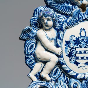 Een grote blauw-witte Delftse wapenplaquette met reliëfdecor, begin 18e eeuw — foto 9