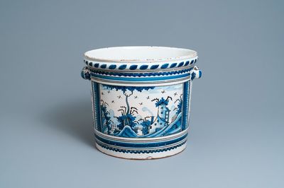 Een grote blauw-witte en mangane jardinière met een landschap, Nevers, Frankrijk, 18e eeuw