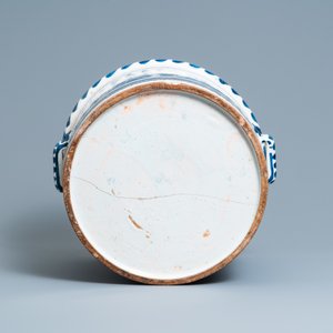 Een grote blauw-witte en mangane jardinière met een landschap, Nevers, Frankrijk, 18e eeuw — foto 7