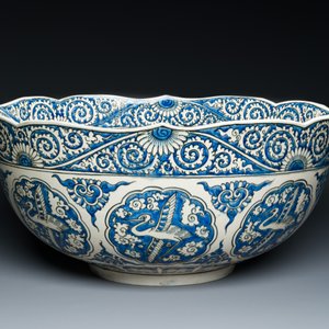 Een grote blauw-witte en zwarte chinoiserie kom in Safavid-stijl, Samson, Parijs, 19e eeuw — foto 2