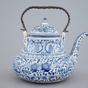 Een grote blauw-witte ketel of theepot, Bolsward, Friesland, 18e eeuw — foto 4