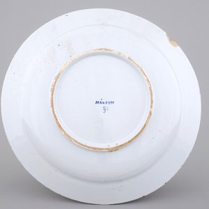Een grote blauw-witte schotel met Adam en Eva, Makkum, Friesland, 19e eeuw — foto 2