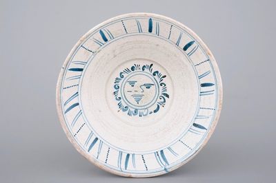 Een grote blauw-witte Spaanse kom met een "zonne-gezicht", 19e eeuw