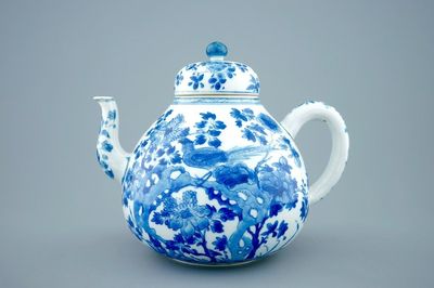 Een grote blauw-witte theepot en deksel met pauwen, Kangxi