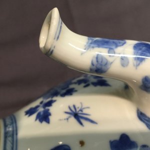 Een grote blauw-witte theepot en deksel met pauwen, Kangxi — foto 15