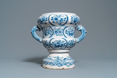 Een grote blauw-witte twee-orige jardinière met floraal decor, Makkum, 18e eeuw