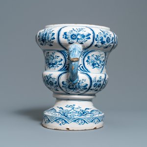 Een grote blauw-witte twee-orige jardinière met floraal decor, Makkum, 18e eeuw — foto 2