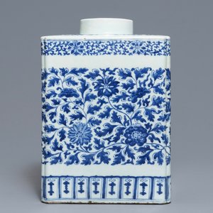 Een grote blauwwitte Chinese theebus met bloemenslingers, 19e eeuw — foto 1