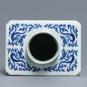Een grote blauwwitte Chinese theebus met bloemenslingers, 19e eeuw — foto 5