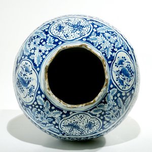 Een grote blauwwitte Delftse balustervaas, 2e helft 17e eeuw — foto 5