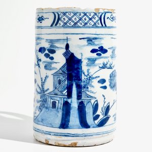 Een grote blauwwitte Delftse bierkroes met chinoiserie decor, 18e eeuw — foto 3