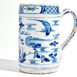 Een grote blauwwitte Delftse bierkroes met chinoiserie decor, 18e eeuw — foto 4