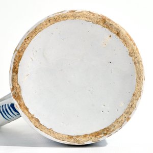 Een grote blauwwitte Delftse bierkroes met chinoiserie decor, 18e eeuw — foto 6